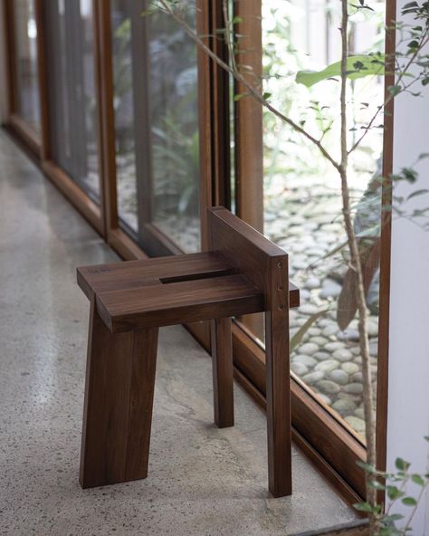 Japanese Side Table, Japanese Furniture Modern, Wood Stool Design, Japanese Bench, Japanese Chair, Artistic Furniture, Natural Furniture, Furniture Design Chair, Japanese Furniture