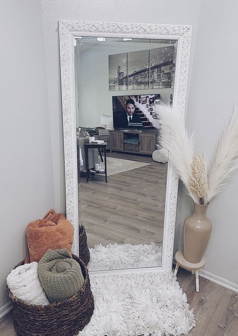 Corner Mirror Ideas, Mirrors In Living Room Ideas, Room Mirror Ideas, Mirror Decor Ideas, Mirror Decor Living Room, Corner Mirror, Gold Living Room Decor, Corner Ideas, Bedroom Decor Lights