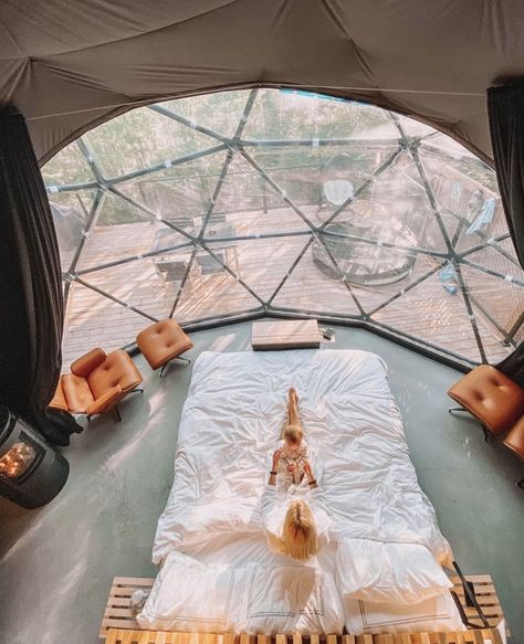 Glamping Dome Interior Design, Geodesic Dome Platform, Glamping Domes Interior, Bel Air Hotel, Dome Glamping, Spring Home Decor Ideas, Geometric Dome House, Modern Wooden House, Arched Cabin