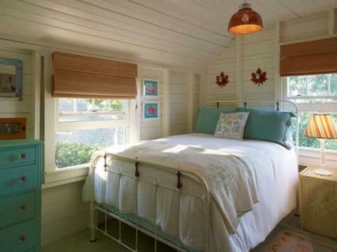 Coastal Chic Bedrooms-10-1 Kindesign Cottage Style Bedroom, Country Bedroom Decor, Bedroom Traditional, Style Cottage, Cottage Bedroom, Beach Bedroom, Cottage Interiors, Modern Cottage, Country Bedroom