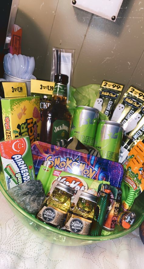 Boyfriend Snack Gift, Birthday Gift Baskets For Brother, 21st Birthday Ideas For Stoners, Smoker Gift Basket, 4 20 Party Ideas, Birthday Basket For Brother, Birthday Gift Basket For Boyfriend, Pothead Gift Basket Ideas, Smokers Gift Basket Ideas