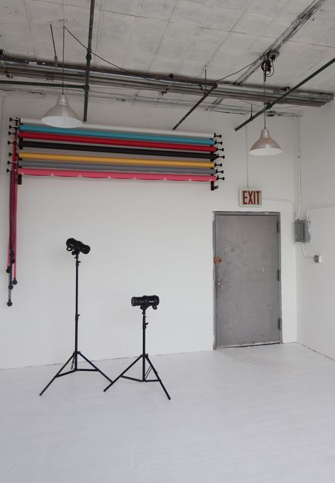 Photo Studio Garage, Minimalist Photo Studio Design, Garage Photo Studio Ideas, Self Tape Studio, Garage Photography Studio Ideas, Photography Studio Backdrop, Basement Photo Studio, Photographer Studio Ideas, Loft Photo Studio