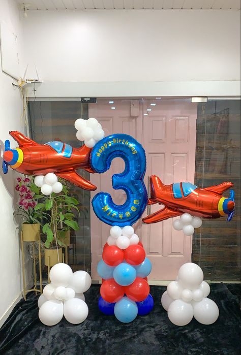 Plane Theme Birthday Party Decoration, Plane Balloon Decor, Airplane Balloon Bouquet, Airplane Balloon Decorations, Airplanes Birthday Party, Aeroplane Birthday Theme, Airplane Balloon Arch, Aeroplane Birthday Party Ideas, Plane Birthday Theme