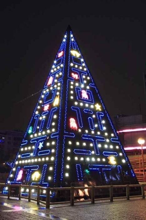 Madrid’s Pac-Man Christmas tree Geek Christmas, Christmas Tree Pictures, Creative Christmas Trees, Pac Man, Geek Out, Geek Culture, Christmas Games, Geek Chic, Game On