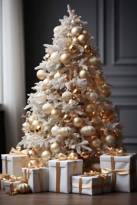 Creme Christmas Tree, Beige And White Christmas Decorations, White Gold Christmas Tree Decorations, Christmas Gold And White Decorations, White Tree Gold Decorations, Christmas Tree With White And Gold Ornaments, Golden White Christmas Tree, Cream Color Christmas Tree, White Tree Gold Ornaments