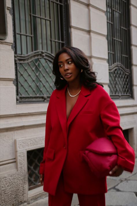 RED FERRAGAMO - ROSSO FERRAGAMO - NIPPY COOPER - MFW - MILANO FASHION WEEK Corporate Colorful Outfits, Black Women Outfits Fall, Red Aesthetic Outfit, Red Outfit Aesthetic, Red Monochromatic, Ss24 Fashion, Scrub Corpo, Belle Silhouette, Milano Fashion