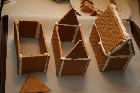 Easy Gingerbread Houses Construction Steps 1 2 3 Graham Cracker Gingerbread, Candy Houses, Gingerbread House Icing, Graham Cracker House, Baked Gifts, Graham Cracker Gingerbread House, Royal Icing Cookies Recipe, Diy Christmas Crackers, Xmas Gingerbread