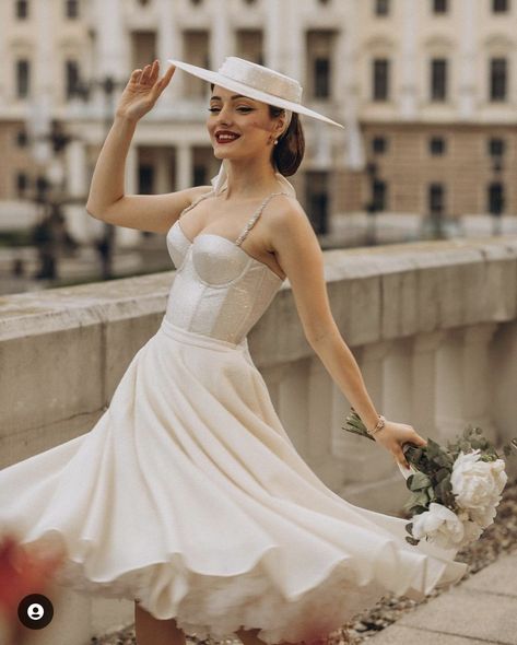 Luxury White Retro Dress, 50s Style Engagement Photos, Elegant Vintage Outfits, Short Vintage Wedding Dress, Retro Brimmed Wedding Hats, Retro Bride Photoshoot, Retro Wedding Dress Pillbox Hat, White Tight Dresses, Short Wedding Dress Vintage