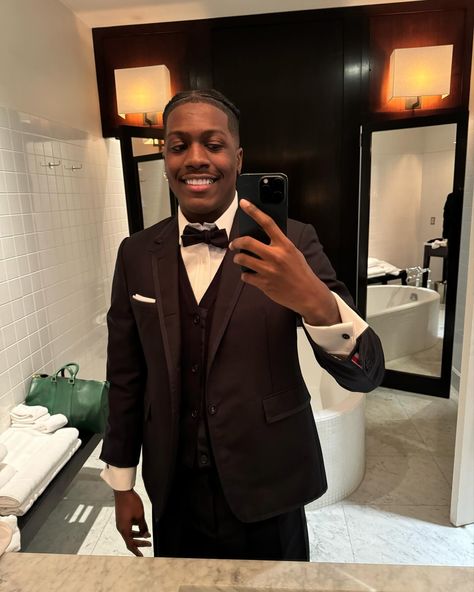 2 things i never had to worry bout, my fit & my skin.. | Instagram Bruce Ray, Lil Yachty, Mirror Pic, Cool Outfits For Men, Suit Vest, My Skin, Rappers, How To Look Pretty, To Do List