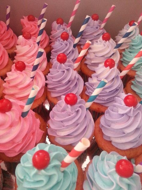 Candy Land Theme Desserts, Sweets Birthday Party Decorations, Sweet 16 Cakes Candy Theme, Candyland Themed Cupcakes, Candy Party Cupcakes, Candyland Dessert Table Ideas, Candy Theme Cupcakes Ideas, Candy Land Theme Cupcakes, Candy Land Dessert Table