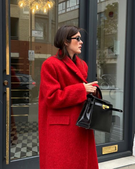 Valeria • Fashion Consultant (@sobalera) • Instagram photos and videos Red Wool Coat Outfit, Red Wishlist, Red Coat Outfit Winter, Red Coat Outfit, Winter Coat Outfits, Red Wool Coat, Winter Neutral, Coat Trends, How To Look Rich