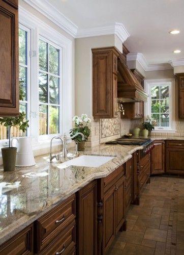 Light walls and counters. Wood cabinets Backsplash With Dark Cabinets, Lovely Kitchen, Mexico House, Kabinet Dapur, New Kitchen Cabinets, Wood Kitchen Cabinets, Marble Counter, Dirty Dishes, Dark Cabinets