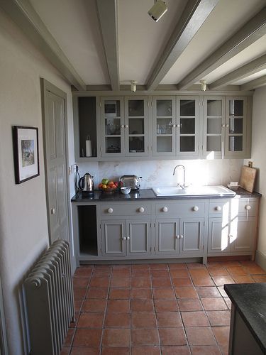 Grey cupboards and terracotta tiles.... try Farrow and Ball Manor House Grey for this Modern Country kitchen Grey Tile Kitchen Floor, Grey Cupboards, Best Flooring For Kitchen, Trendy Kitchen Tile, Modern Country Kitchens, Kitchen Grey, Trendy Kitchen Colors, Saltillo Tile, Modern Cupboard