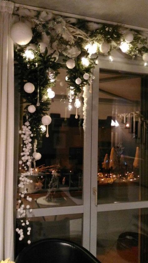 Store Window Christmas Displays, Gazebo Christmas Decorating Ideas, Christmas Chandelier, Christmas Decorations Apartment, Christmas Apartment, Christmas Window Decorations, Christmas Decor Inspiration, Christmas Themes Decorations, Christmas Wonderland