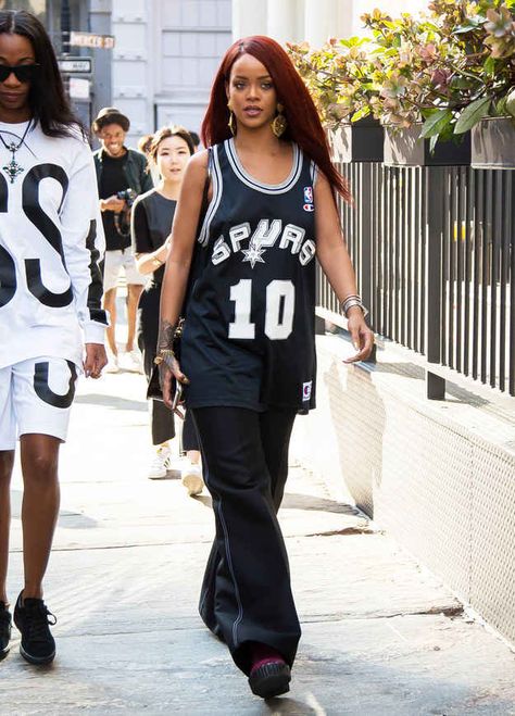 The Most Fab And Drab Celebrity Looks Of The Week Jersey Outfit Women, Basketball Jersey Outfit, Rihanna Street Style, Rihanna News, Rihanna Outfits, Badass Outfit, Rihanna Style, Outfit 90s, Jersey Outfit