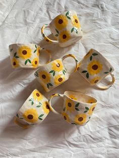 Paint Pottery Ideas Mugs, Sunflower Painted Pot, Sunflower Pottery Painting, Diy Mug Painting, Hand Painted Mugs Ideas, Mug Pottery Painting Ideas, Painted Mug Ideas, Ceramics Painting Ideas, Ceramic Mug Painting Ideas