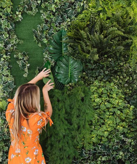 Plant Wall Diy, Green Wall Garden, Vertikal Garden, Faux Walls, Artificial Plant Wall, Wall Diy, Dress Models, Faux Leaf, A Beautiful Mess