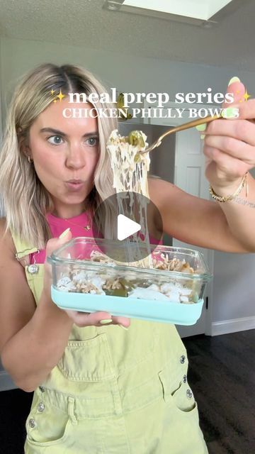 Brittany Voges on Instagram: "meal prep series: chicken philly bowls! 🫑🧅  i love a chicken philly cheesesteak sandwich but when it comes to meal prep, bowls are >>>. so i turned the sandwich into a bowl and here we are!   makes 4 servings, macros: 32g p / 28g c / 7g f   ingredients: 1 lb lean ground chicken 2 green peppers, sliced  1/2 medium white onion, sliced  3 tsp garlic powder salt + pepper to taste  2 tbsp chicken broth  1 tsp onion powder 1 tsp italian seasoning  1.5 tbsp Worcestershire sauce  4 slices of ultra thin provolone  2 cups jasmine rice (can do more if you’ve like a larger base!) 1 tbsp EVOO for cooking  directions:  slice up all of your green peppers and onion. in a pan on medium low heat, add your peppers and onions + 1 tsp garlic powder (or minced garlic) and salt an Chicken Philly Cheesesteak Bowl, Cleanish Eating, Chicken Philly Cheesesteak, Cheesesteak Sandwich, Chicken Philly, Lazy Keto, Cheese Steak Sandwich, Protein Lunch, Prep Bowls