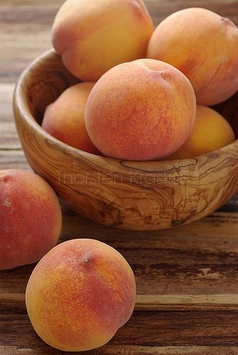 peaches in a gorgeous wooden bowl...the only thing missing is a bowl of fresh whipped cream :) Fresh Fruit Recipes, Fruit Photography, Beautiful Fruits, Peach Trees, Peaches Cream, Peaches N Cream, Nectarine, Wooden Bowl, Just Peachy