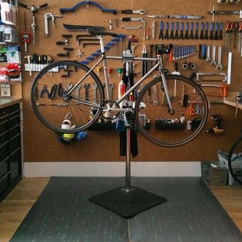 Bike Shop Ideas, Gear Room Organization, Bike Tool Storage, Bike Repair Shop, Bicycle Repair Stand, Bicycle Cafe, Bicycle Garage, Bicycle Room, Bike Repair Stand