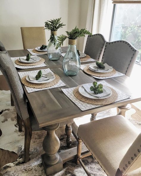 #comedor #diningroom #casas #interiores #deco #home Dining Table Decor Everyday, Dining Room Table Settings, Table Settings Everyday, Table Centerpieces For Home, Dining Room Table Centerpieces, Table Decor Ideas, Dining Room Table Decor, Dinner Table Decor, Dining Room Table Set