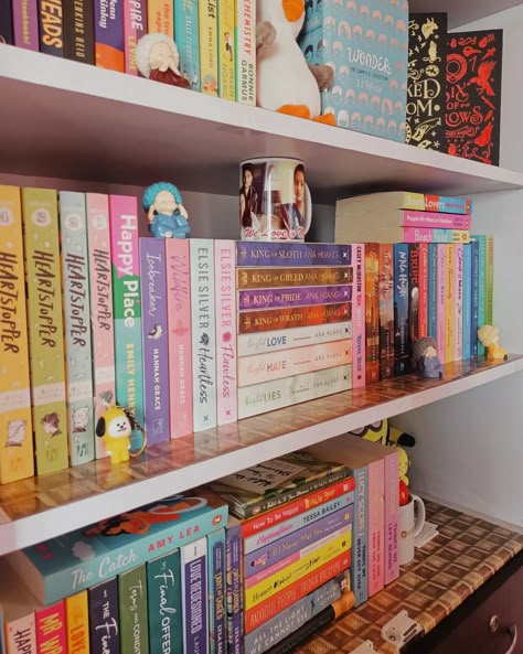 • June 14th • Here's a sneak peek to my favourite corner of my library. I hope no one can tell how obsessed I am with romance books after seeing this 🤭 #qotd - Spot any favourites??? (Library, Romance books, Books of Instagram, Bookstagram) #library #homelibrary #romancebookcollection #romancebooklovers #romancereadersofbookstagram #romancelover #booksbooksandmorebooks #bookseries #bookseverywhere Book Collection Aesthetic, Library Romance, Book Room Ideas, Favourite Aesthetic, Cuartos Aesthetic, Instagram Bookstagram, Bookshelf Inspo, Book Core, Bookshelf Aesthetic