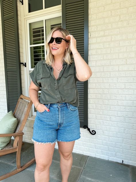 Denim Shorts – The Small Things Blog Mid Size Jean Shorts Outfit, Midsize Style Summer, Outfits With Bermuda Shorts, Short Torso Style, Mom Summer Style, Jean Shorts Outfit Summer, Arizona Outfits, Denim Shorts Outfit Summer, Kate Bryan