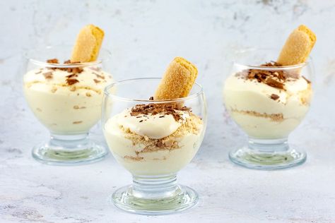 This easy advocaat mousse is a delicious dessert that is ready within fifteen minutes. Minimal time and only a few ingredients, but great flavours! This recipe Easy advocaat mousse is found at ohmydish.com. Fruit Buffet, Coconut Biscuits, Yoghurt Cake, Winter Cooking, Tart Dessert, Thermomix Desserts, Mousse Recipes, Dessert Ingredients, Dessert Buffet