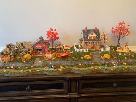 Lemax Halloween Village Display, Diy Fall Village Houses, Halloween Miniature Village, Thanksgiving Village Display, Fall Village Display Ideas, Disney Halloween Village Display, Diy Halloween Village Display, Fall Miniature Scenes, Fall Village Display