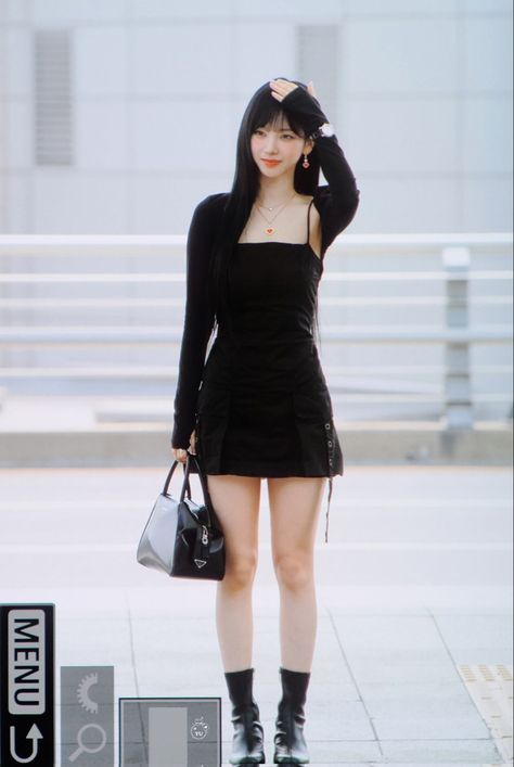 Airport Fashion Kpop, Outfit Korean, Black Mamba, Airport Style, Airport Outfit, Kpop Outfits, Kpop Fashion, College Outfits, Skirt Outfits