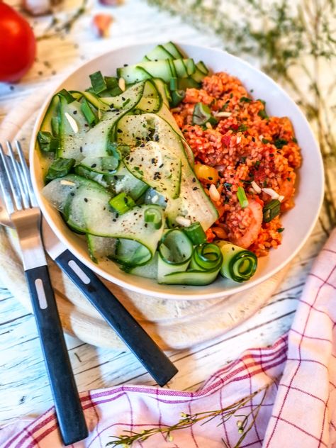 Schnelle Bulgur-Salat-Bowl mit Gurke und gehackten Tomaten Zucchini Bowl, Salat Bowl, Sauce Hollandaise, Food Bowl, Dinner Time, Lunch Recipes, Meal Prep, Meal Planning, Clean Eating