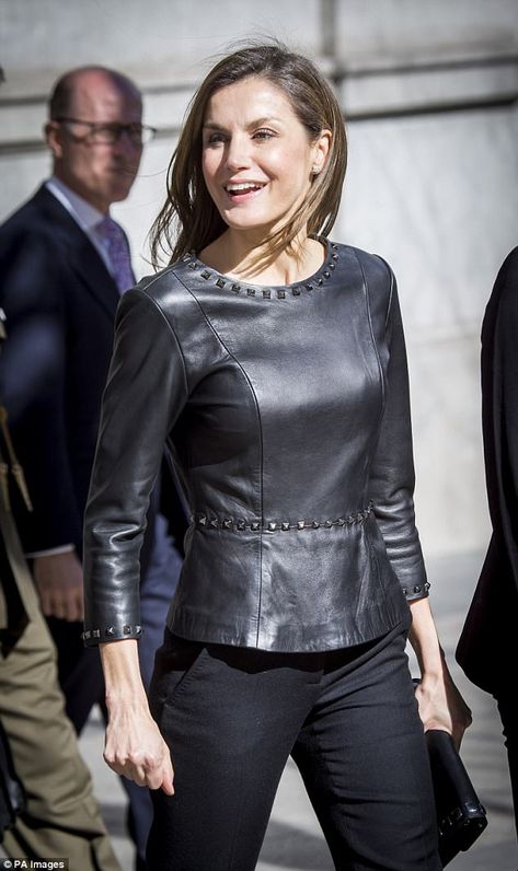 Fitted Jacket Outfit, Leather Top Outfit, Leather Tops, Queen Queen, Leather Crop Top, Letizia Of Spain, Charity Event, Looks Black, Fashion Hub