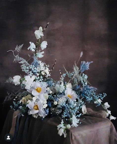 Blue White Floral Arrangements, Hints Of Blue Wedding, Blue Floral Arrangements, Floral Art Arrangements, White Floral Arrangements, White Centerpiece, Arte Floral, Floral Centerpieces, Flower Centerpieces