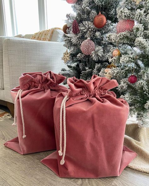 Velvet Santa Sack, Christmas Fabric Gift Bags, Christmas Sacks Diy, Santa Sacks Diy, British Christmas, Santa Sacks, Holiday Hosting, Post Insta, Diy Santa