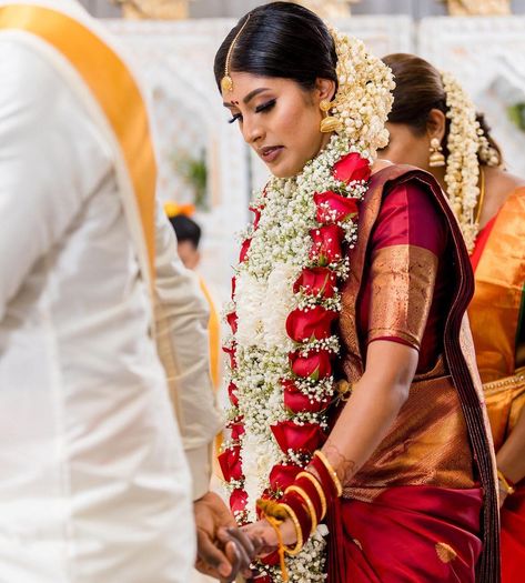 South Indian Wedding Rituals - Saptapadi - Seven Vows Hindu Wedding Bouquet, Tamil Wedding Saree, Koorai Saree, Wedding Color Schemes Red, Indian Wedding Rituals, Indian Wedding Reception Outfits, Brahmin Wedding, Wedding Reception Outfit, Reception Outfits