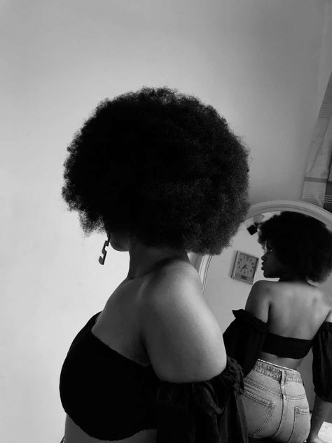 Know Your Body Type, Beautiful Photoshoot Ideas, Glam Photoshoot, Pelo Afro, Black Femininity, Muscle Building, 4c Hairstyles, Cute Poses For Pictures, Small Frame