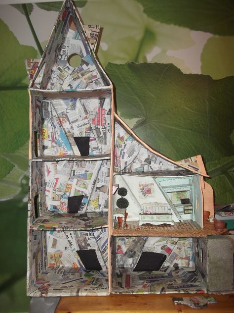 Paper Mache Doll House Furniture, Paper Mache Dollhouse, Paper Mache Doll House, Paper Mache Miniature, Diy Mini House Cardboard, Paper Mache Houses, Paper Mache House, Big Doll House, Cardboard Box Houses