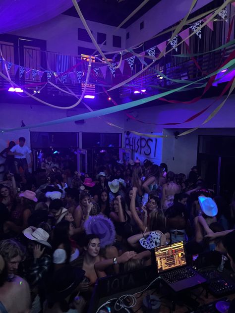 Places To Have Parties, Birthday Party Rager, Project X Party Ideas, High School Party Astethic, Frat House Aesthetic, High School House Party Aesthetic, College Life Aesthetic Party, College House Party Aesthetic, High School Vision Board