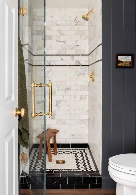 10 Pins : Pinterest Inspiration - Room for Tuesday Blog تصميم دورة مياه, Bathroom Tiles Design Ideas, Black And White Tile, Marble Showers, Glass Shower Enclosures, Bad Inspiration, Shower Fixtures, Stunning Bathrooms, Modern Victorian