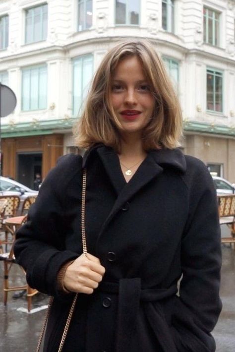 Camille Yolaine, French Coat, Vintage Faux Fur Coat, Long Black Coat, Look Retro, Shot Hair Styles, French Girl, Kate Moss, Hair Day