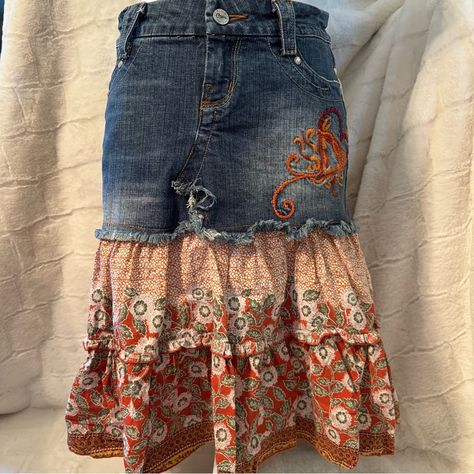 Candies Denim Skirt. Size 3. New Never Worn Distressed Fringe Appliqu On Side Button Front Vintage Never Worn Denim Skirt Diy Old Jeans, Vintage Look Outfit, Midi Skirt Denim, Modified Clothing, Diy Denim Skirt, Remake Clothes, Vintage Denim Skirt, Quilt Dress, Blue Jeans Crafts