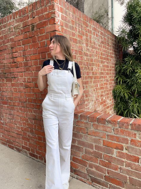 Dressed Up Overalls Outfit, Styling White Overalls, How To Style White Overalls, White Denim Overalls Outfit, White Denim Jumpsuit Outfit, Dungree Styles Jeans, Dangri Outfit, Dungree Outfit, White Overall Outfit