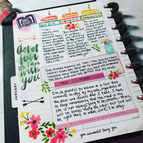 Happy Planner Faith Layout Ideas, Happy Planner Faith, Faith Binder, Prayerful Planner, Prayer Binder Ideas, Bible Planner, Notebook Wallpaper, Planner Spread Inspiration, Diy Planners