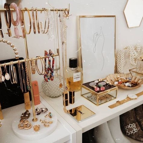 Makeup Vanity In Closet, Makeup Vanity Ideas Bedrooms, Makeup Vanity Decor, Makeup Room Decor, Cute Dorm Rooms, Dekorasi Kamar Tidur, Room Goals, Vanity Decor, Makeup Room