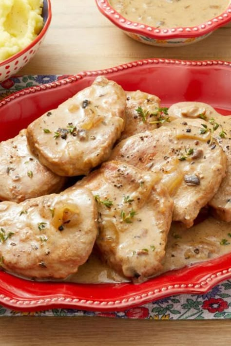 Pioneer Woman Slow Cooker Pork Chops - Delish Sides Slow Cooker Pork Chops Recipes, Tender Pork Chops, Easy Pork Chops, Easy Pork Chop Recipes, Slow Cooker Pork Chops, Onion Gravy, Boneless Pork Chops, Easy Pork, Chops Recipe