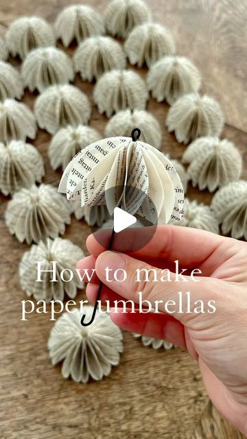 Recycled Book Pages Crafts, Paper Umbrella Craft, Bookish Crafts, Upcycled Books Crafts, Altered Books Pages, Umbrella Craft, Paper Umbrella, Old Book Crafts, Umbrella Decorations