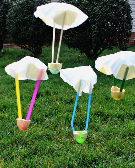 STEM Science Experiments with Egg Parachutes - fun science for Easter! Egg Parachute, Easter Stem Activities, Easter Stem, Vetenskapliga Experiment, Easter Science, Stem Experiments, Steam Ideas, Preschool Stem, Kid Science