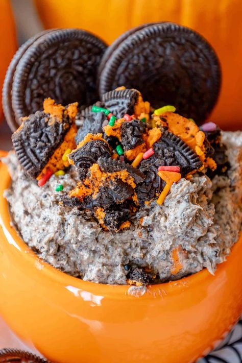 Halloween Oreo Cheesecake Dip - dessert #dessert Oreo Cheesecake Dip, Halloween Dessert Dip, Halloween Snack Tray, Snack Tray Ideas, Dip Dessert, Cinnamon Sugar Tortillas, Rice Cereal Treats, Halloween Deserts, Halloween Oreos