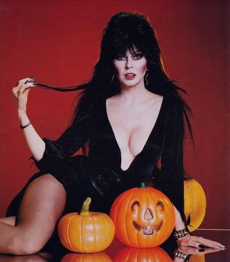 Cassandra Peterson, Elvira Mistress Of The Dark, Worst Movies, Goth Women, Valley Girls, Horror Icons, Fantasias Halloween, Vintage Horror, Gothic Girls