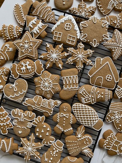 Gingerbread Cookies Decorated Ideas, Gingerbread Men Decorating Ideas, Gingerbread Cutout Cookies, Gingerbread Cookie Decorating, Gingerbread Inspiration, Cookie Holiday, Cookie Gingerbread, Christmas Sugar Cookies Decorated, Gingerbread Cookies Decorated